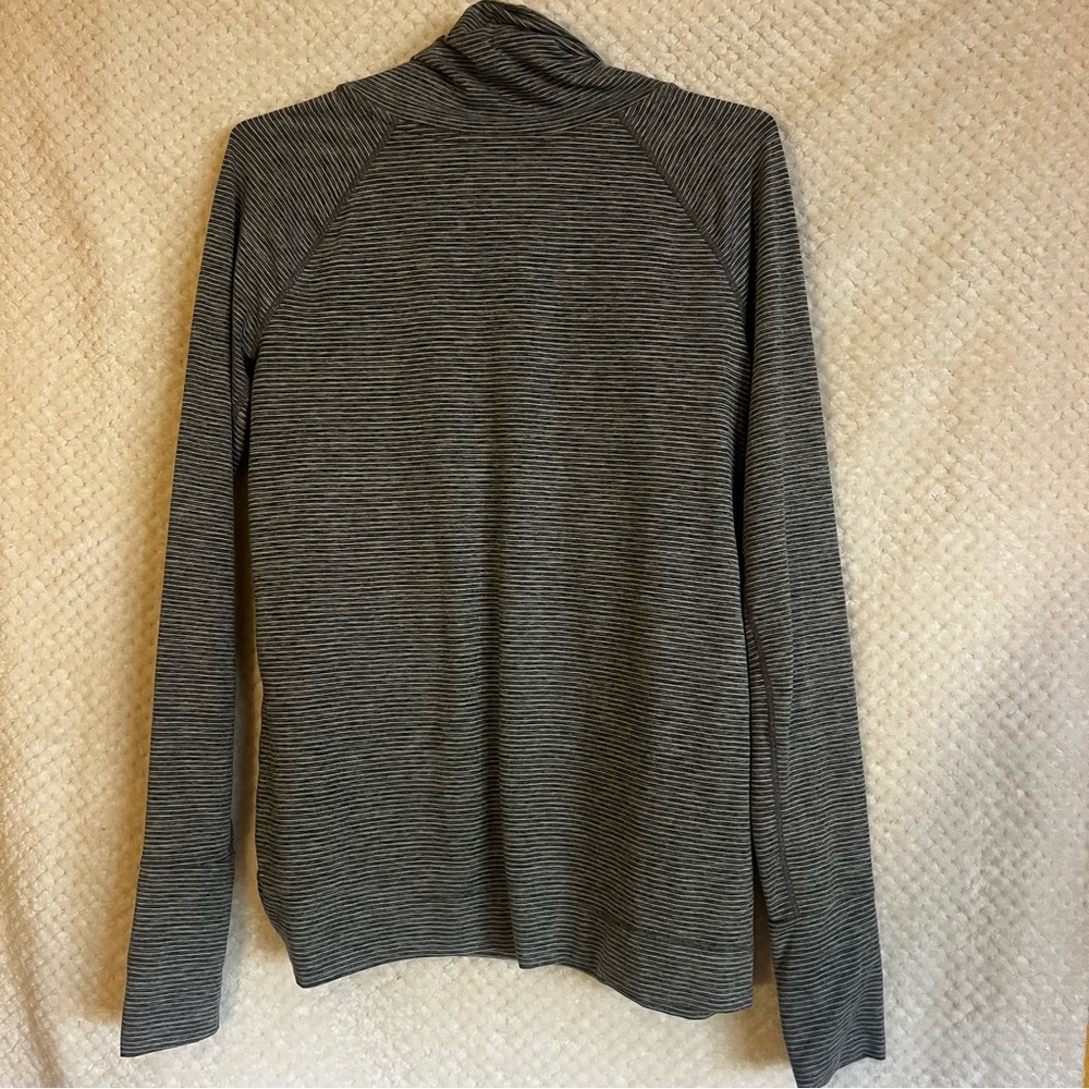 GAP Fit Womens Cowl Neck Sweater Gray White Striped Active Workout Sz Medium - Picture 6 of 6